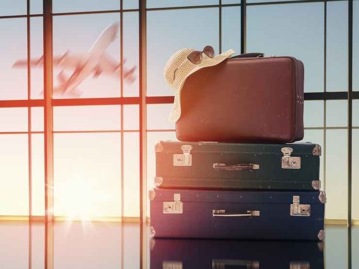 Bagagli accatastati in aeroporto