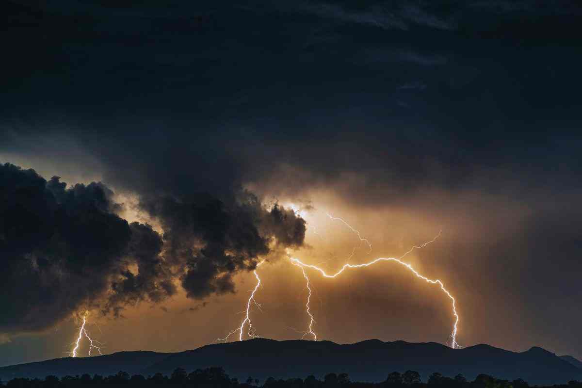 Nuvole nere e fulmini in cielo