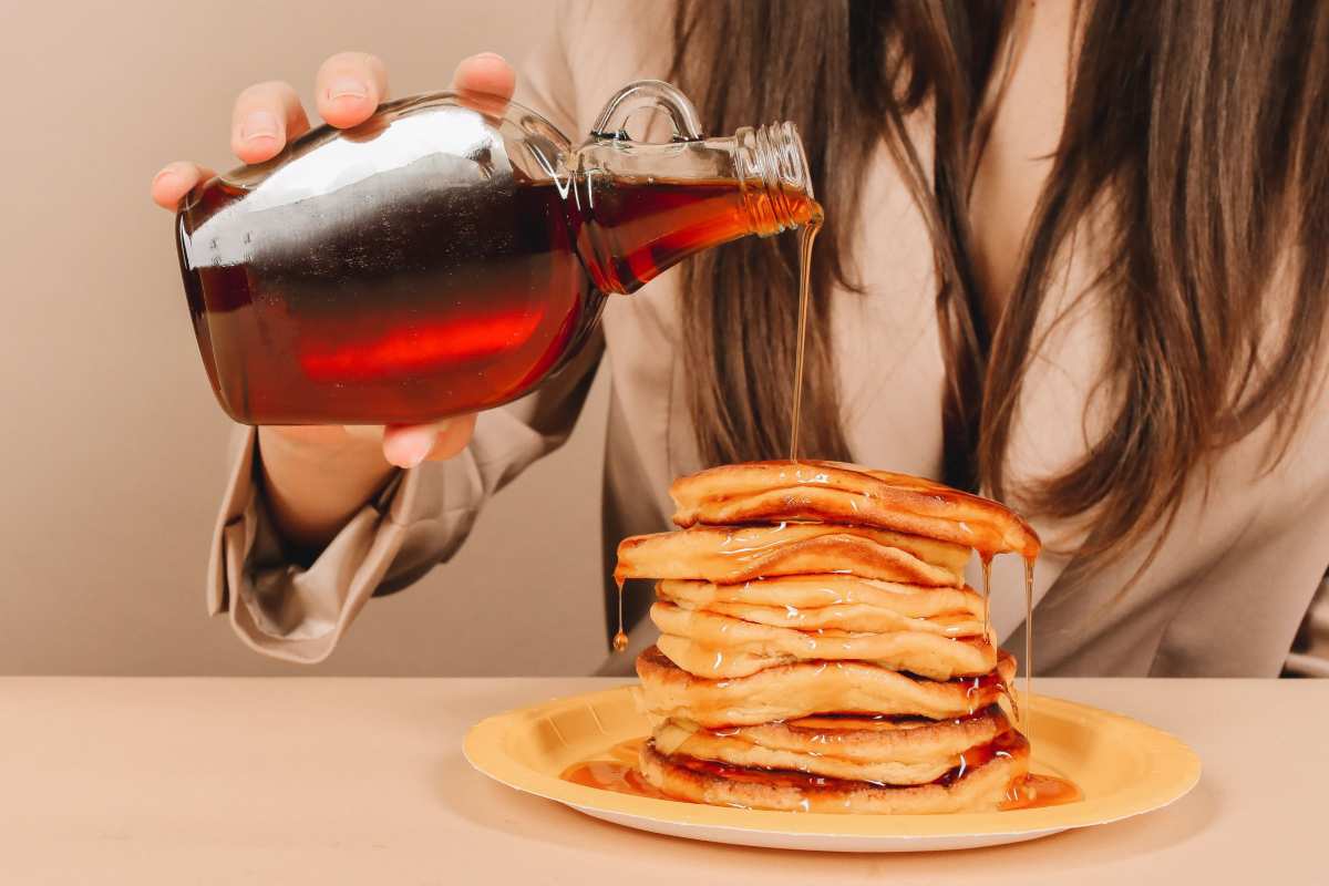 Sciroppo d'acero versato sui pancake