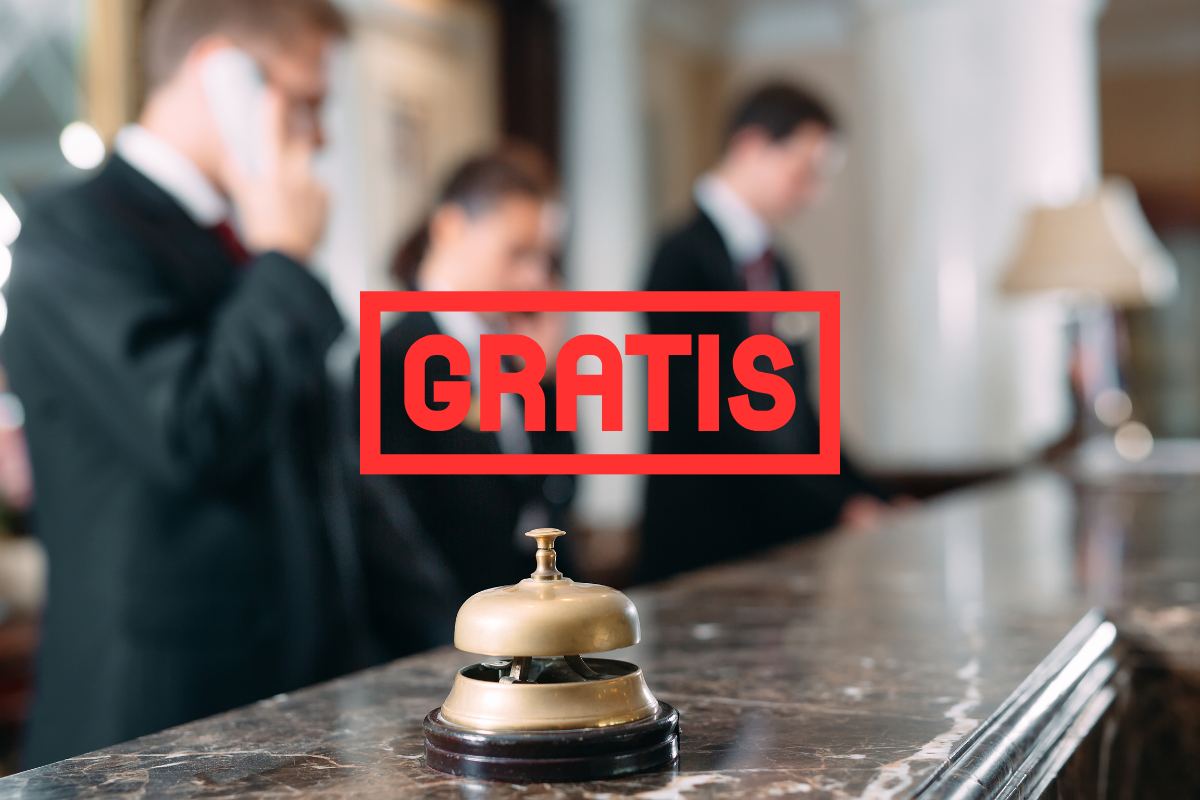 receptionist hotel sullo sfondo e scritta "Gratis" in primo piano