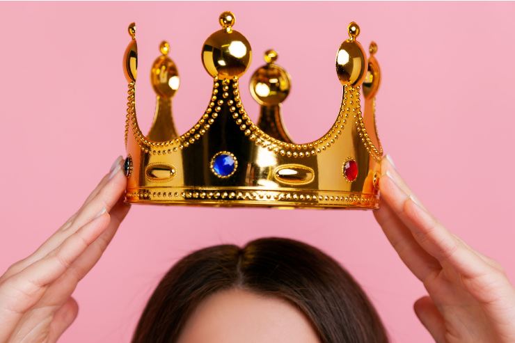 Ragazza si mette la corona