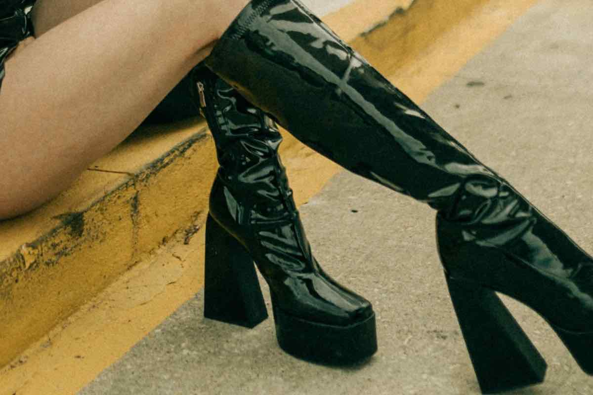 Stivali laccati alti