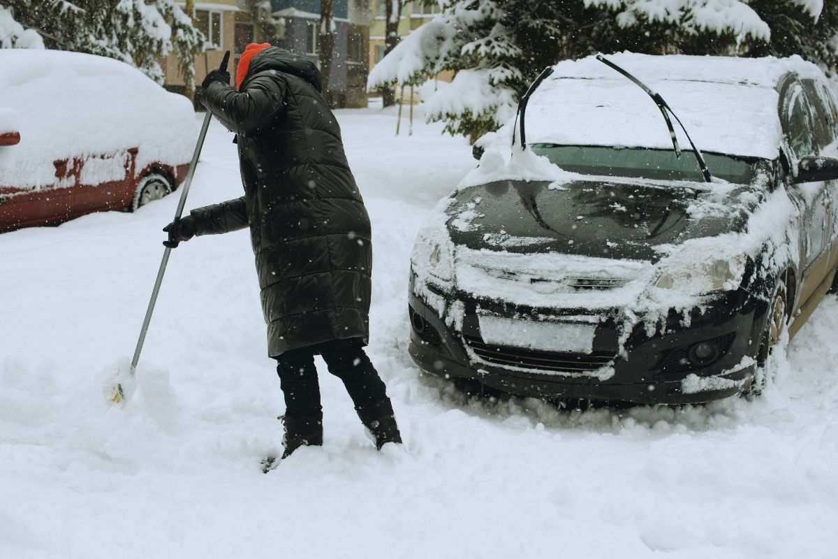 Persona che spala la neve