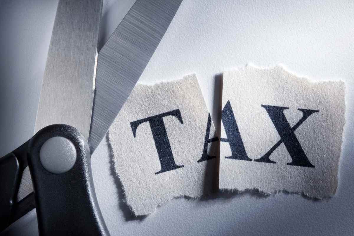 Forbici e cartoncino tagliato a metà