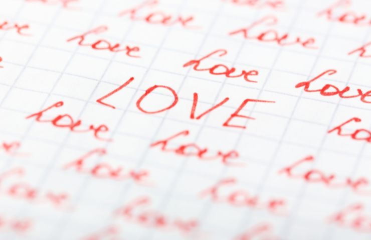 Foglio con scritte realizzate con inchiostro rosso 