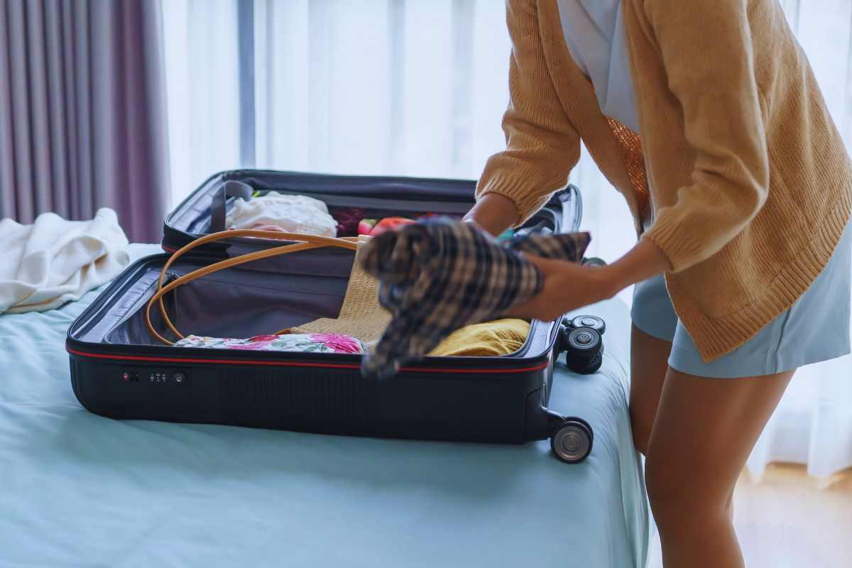 Donna che prepara la valigia