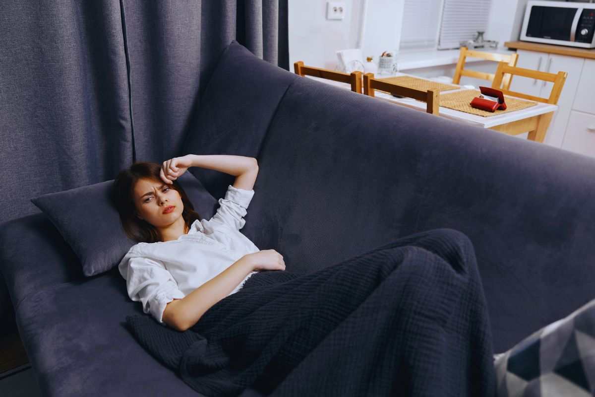Ragazza che riposa su divano