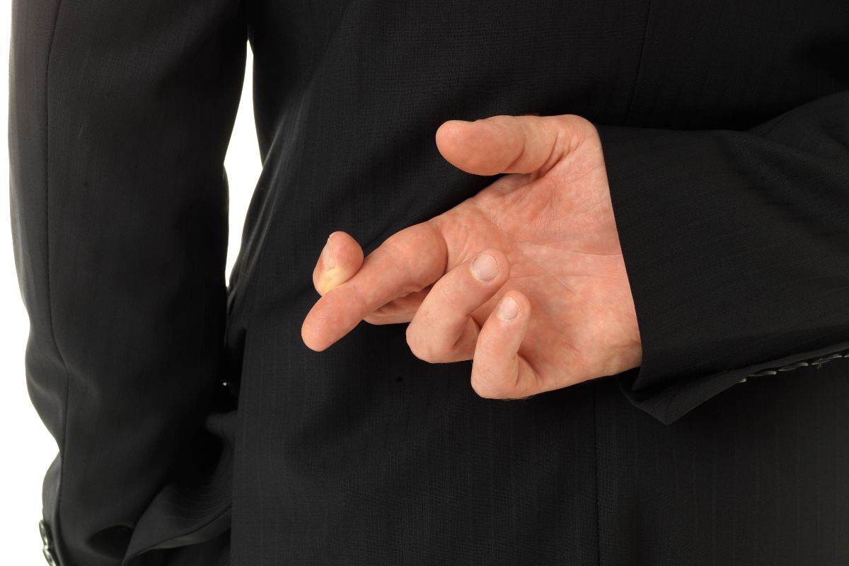 Persona che incrocia le dita