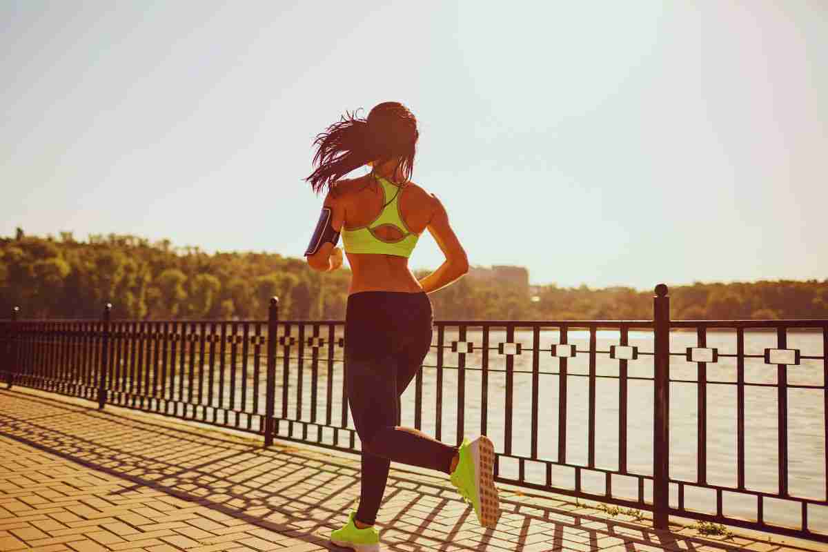 Ragazza che si allena al lungomare