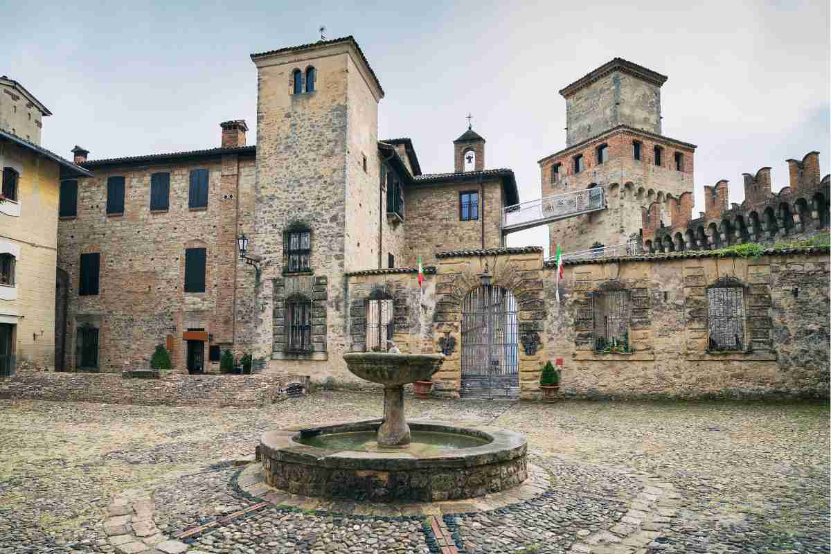 piazza centrale di vigoleno