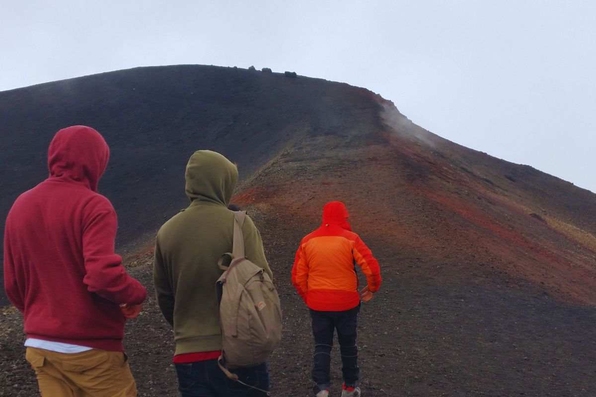 Persone che visitano i Crateri Silvestri sull'Etna
