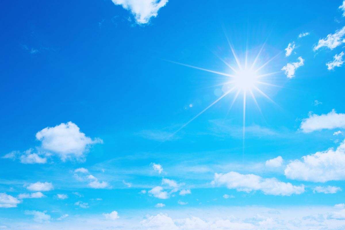 Sole che splende in cielo