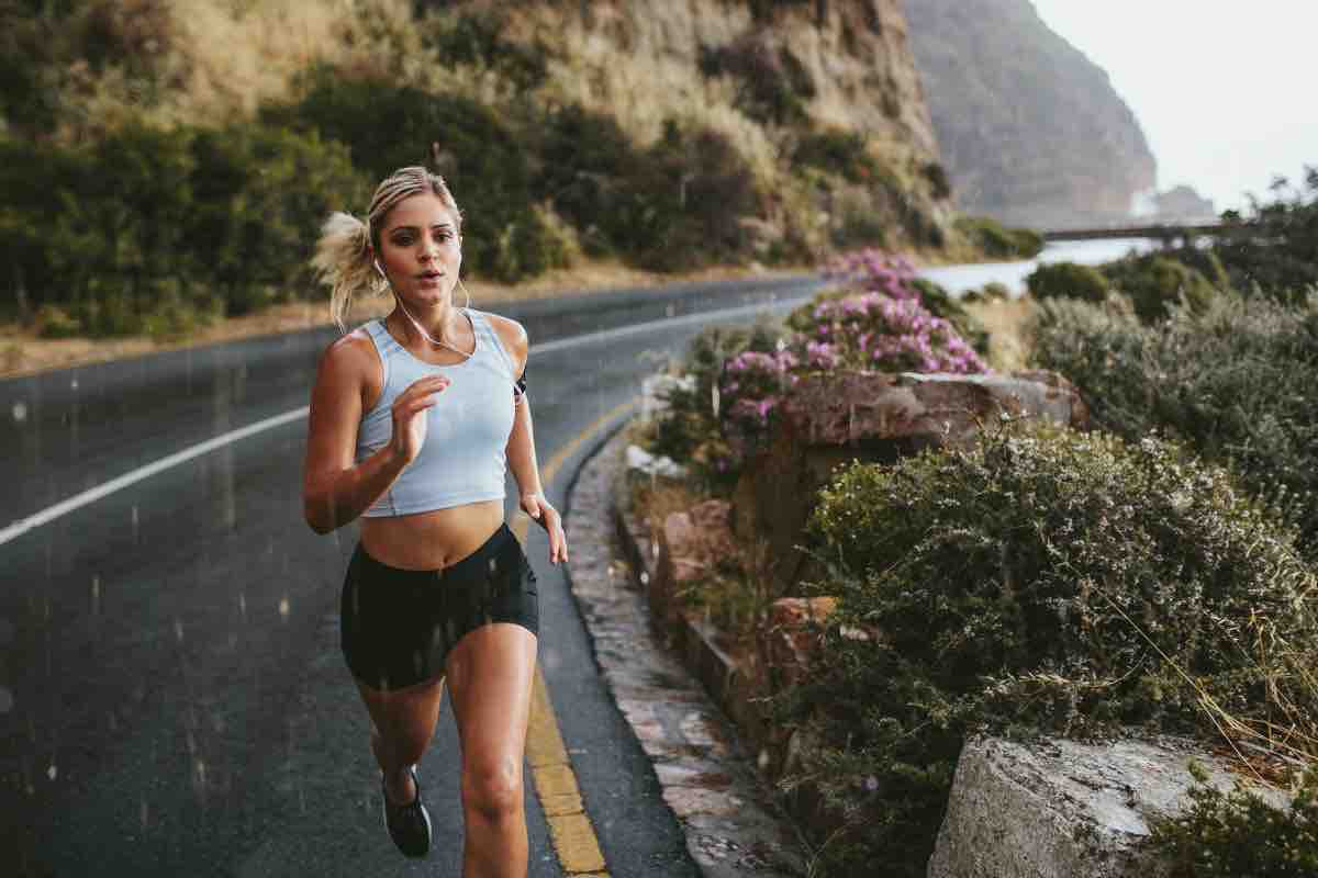 Donna che corre sotto la pioggia