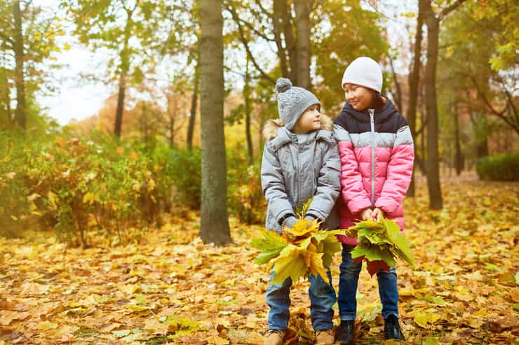 Bambini che hanno raccolto foglie in giardino