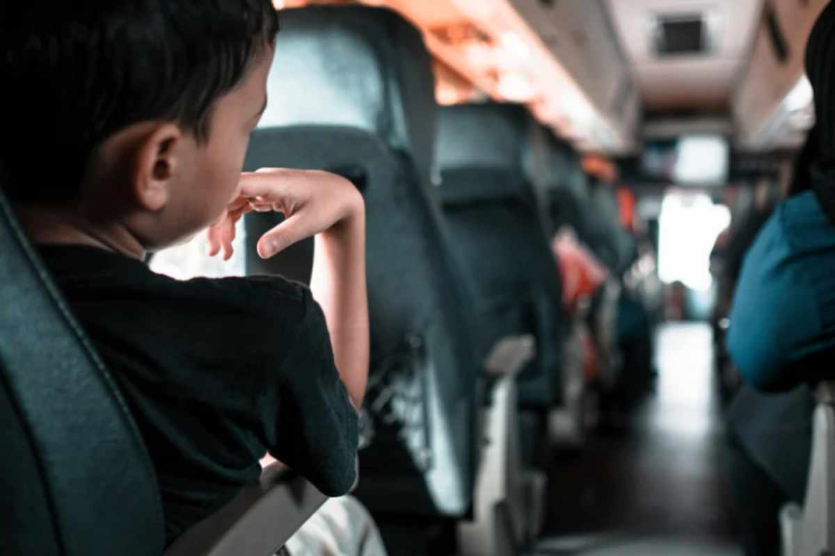 bambino seduto in aereo