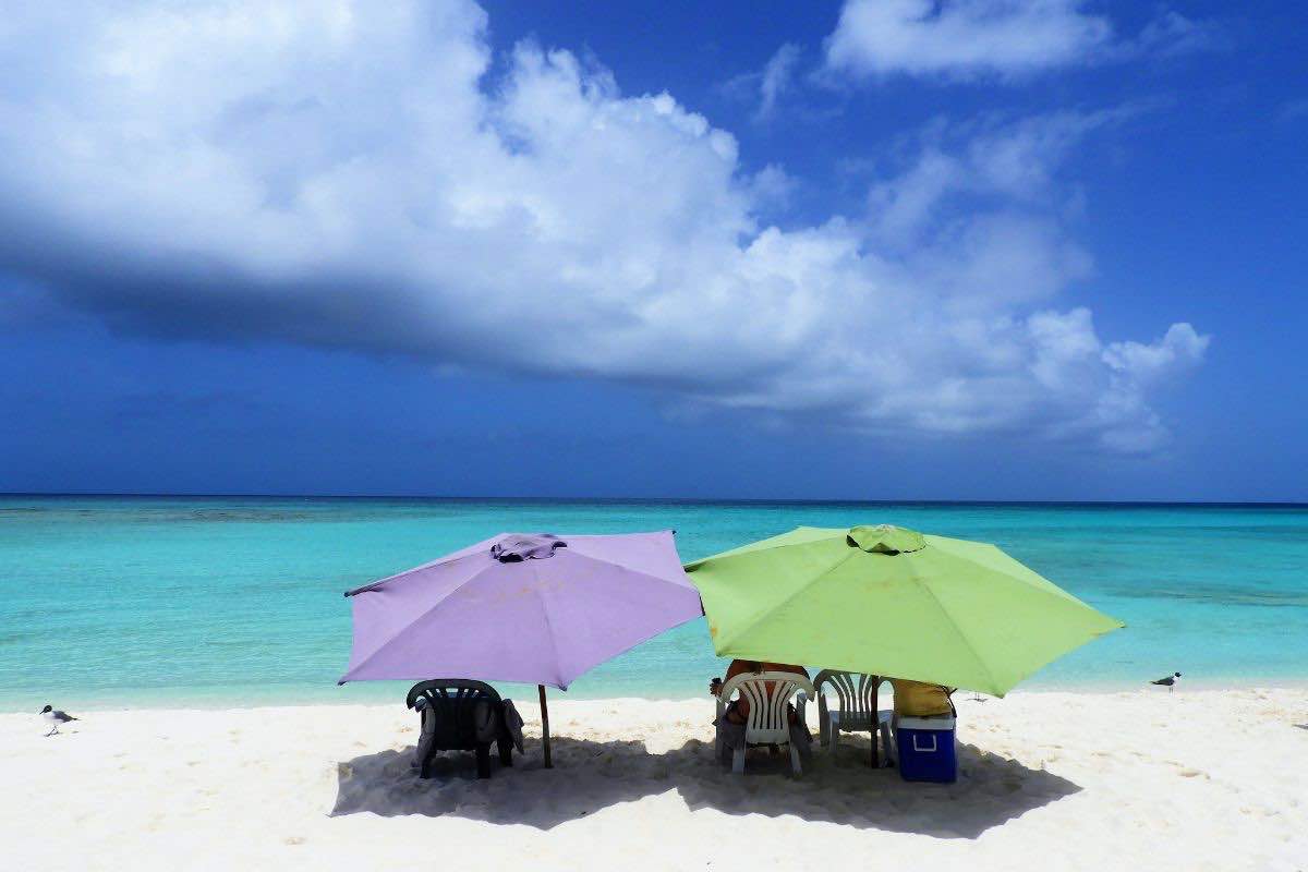 Spiaggia con due ombrelloni