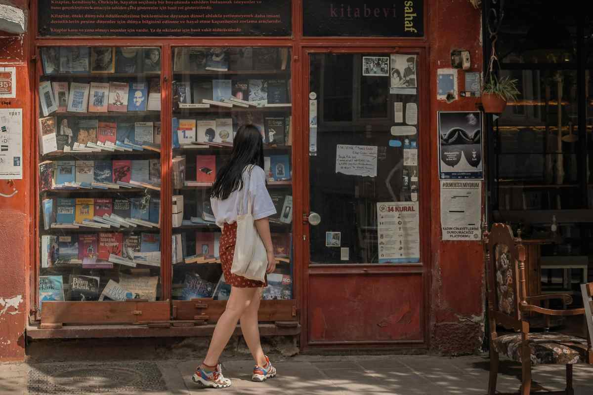 ragazza e vetrina libreria