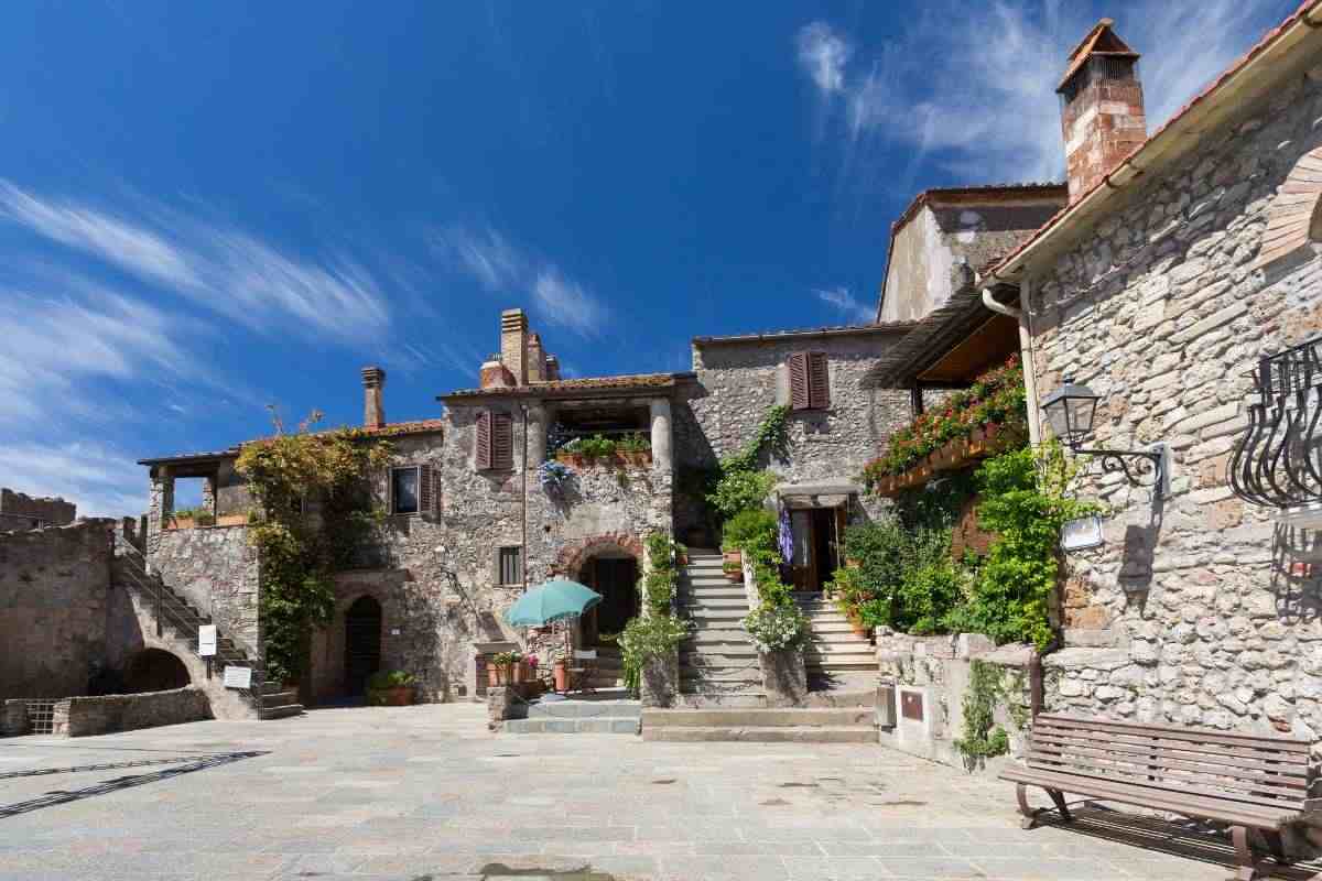 Piazza medievale di Capalbio