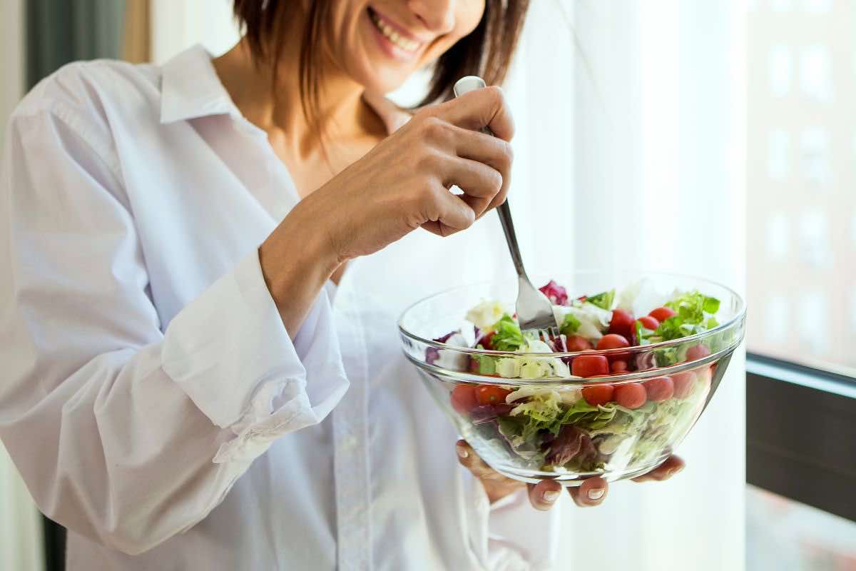 Donna che mangia insalata