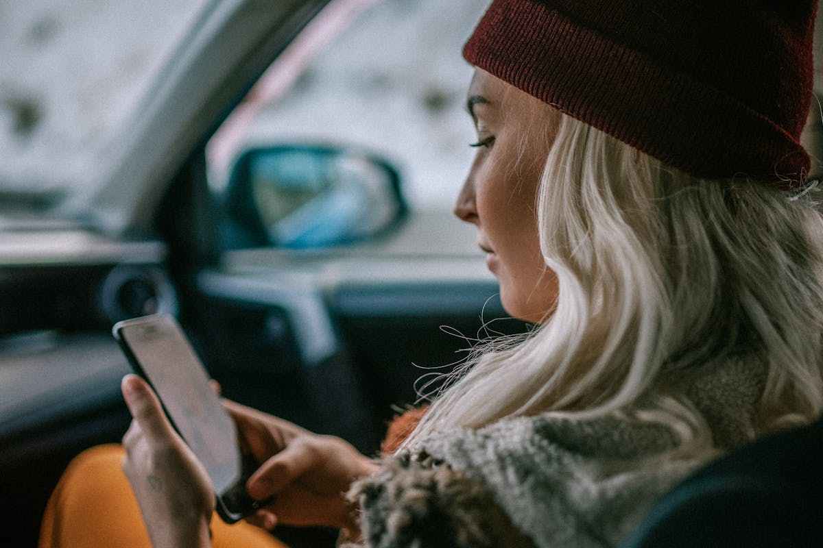 donna in macchina con cappello