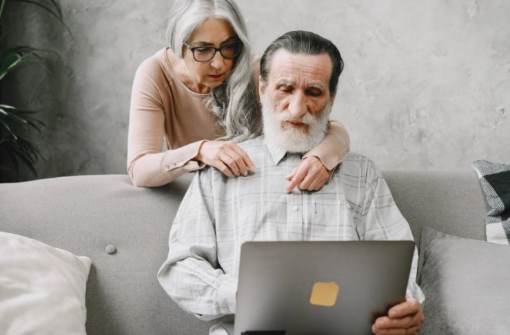 uomo e donna anziani che controllano qualcosa sul computer