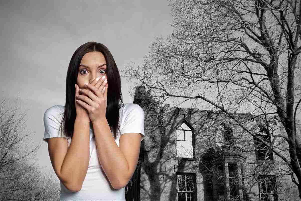 donna spaventata e castello abbandonato