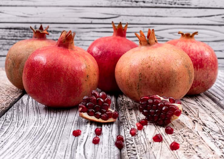 Melagrane mature con chicchi attorno