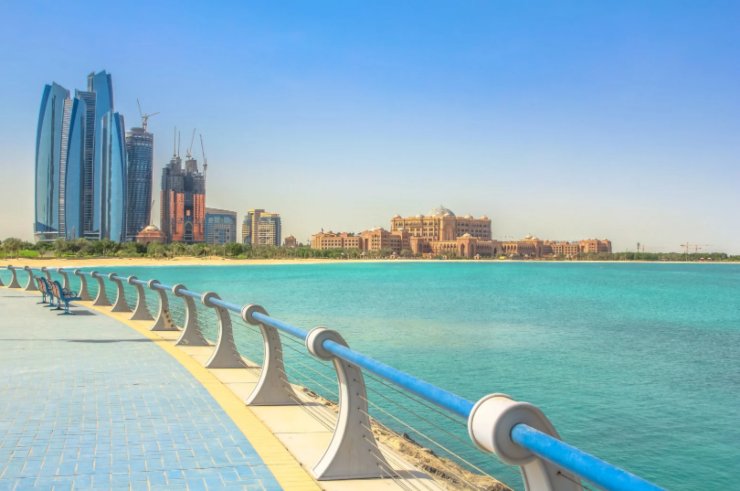 abu dhabi spiaggia e grattacieli