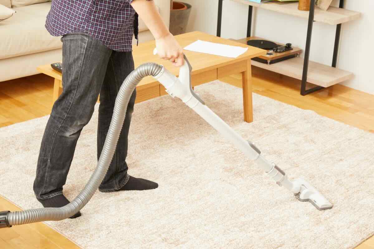 aspirapolvere su tappeto