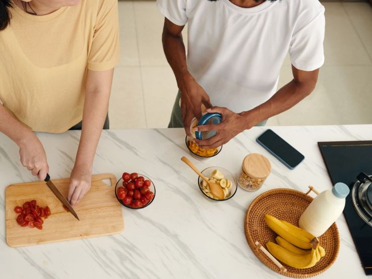 coppia prepara colazione 