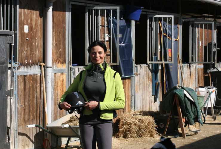 natalia estrada nel ranch durante una gara di cavalli