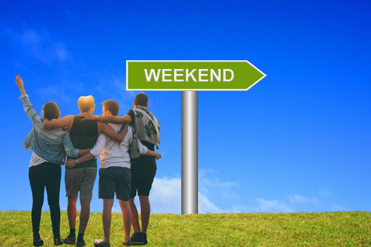 persone abbracciate e freccia con scritta weekend