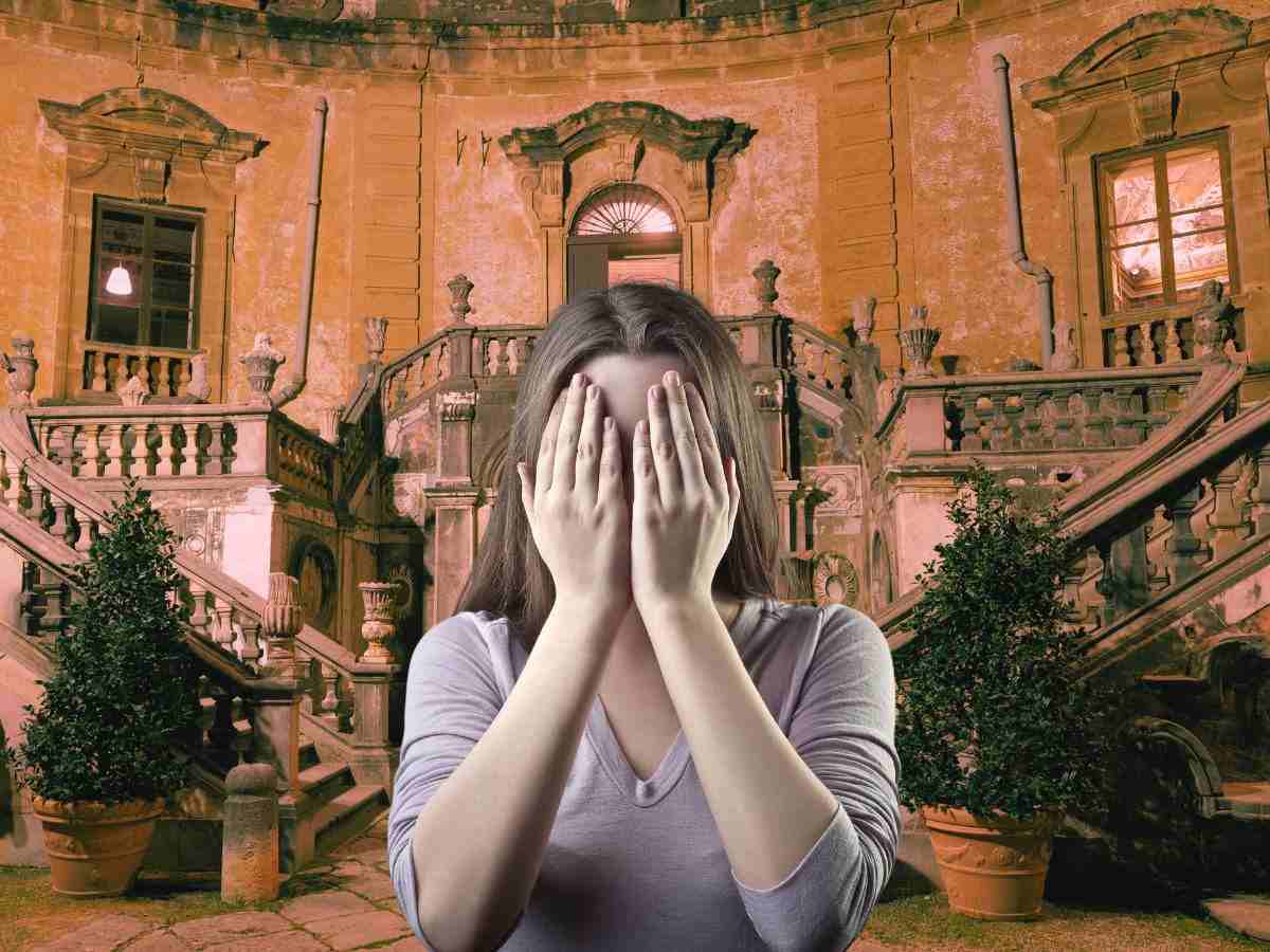 sfondo facciata Villa Liberty e ragazza spaventata