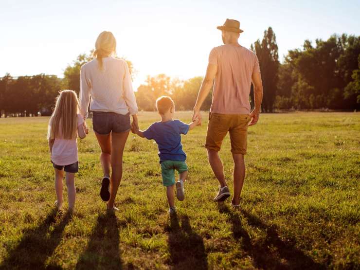 famiglia che cammina nel prato