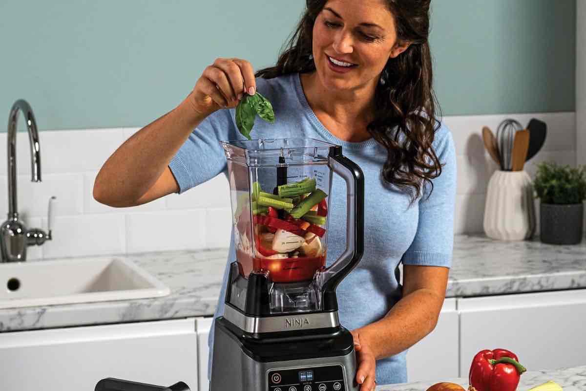 Donna con frullatore NINJA