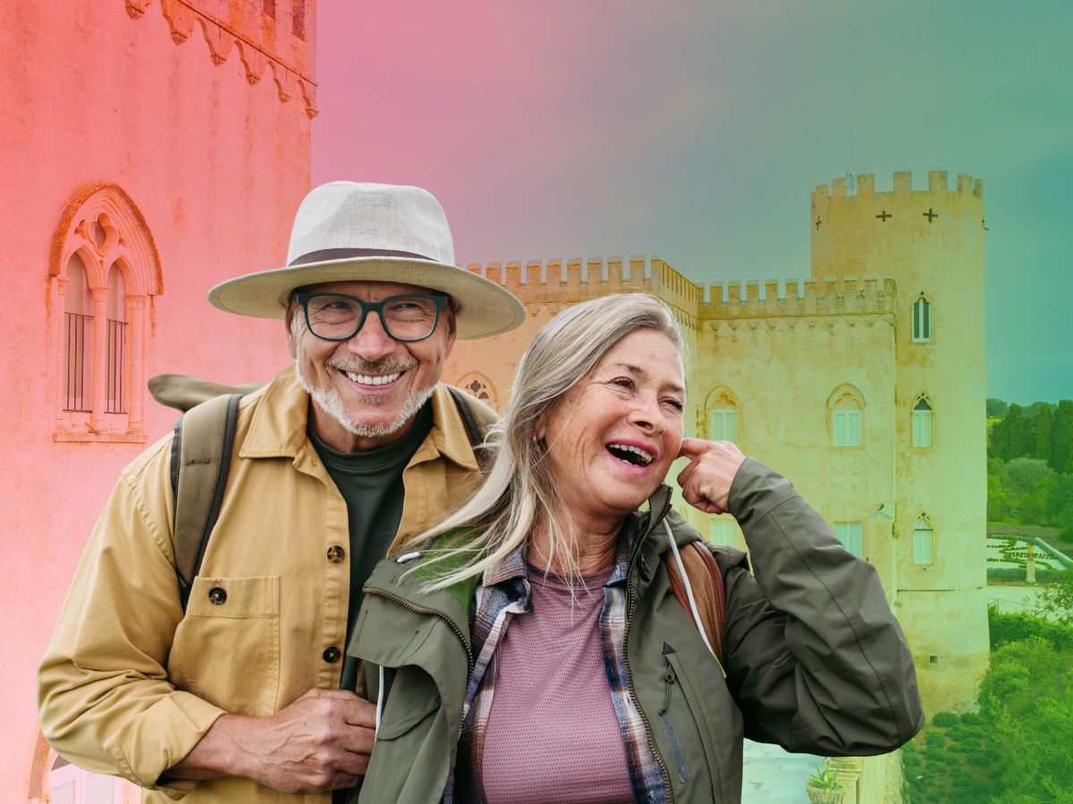 sfondo castello con sfumatura rossa e verde e coppia vestita da viaggio