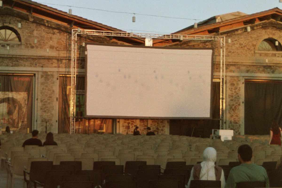 Schermo cinematografico in piazza