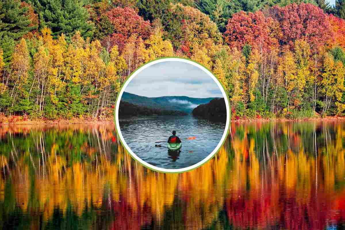 paesaggio autunnale e persona a bordo di un kayak