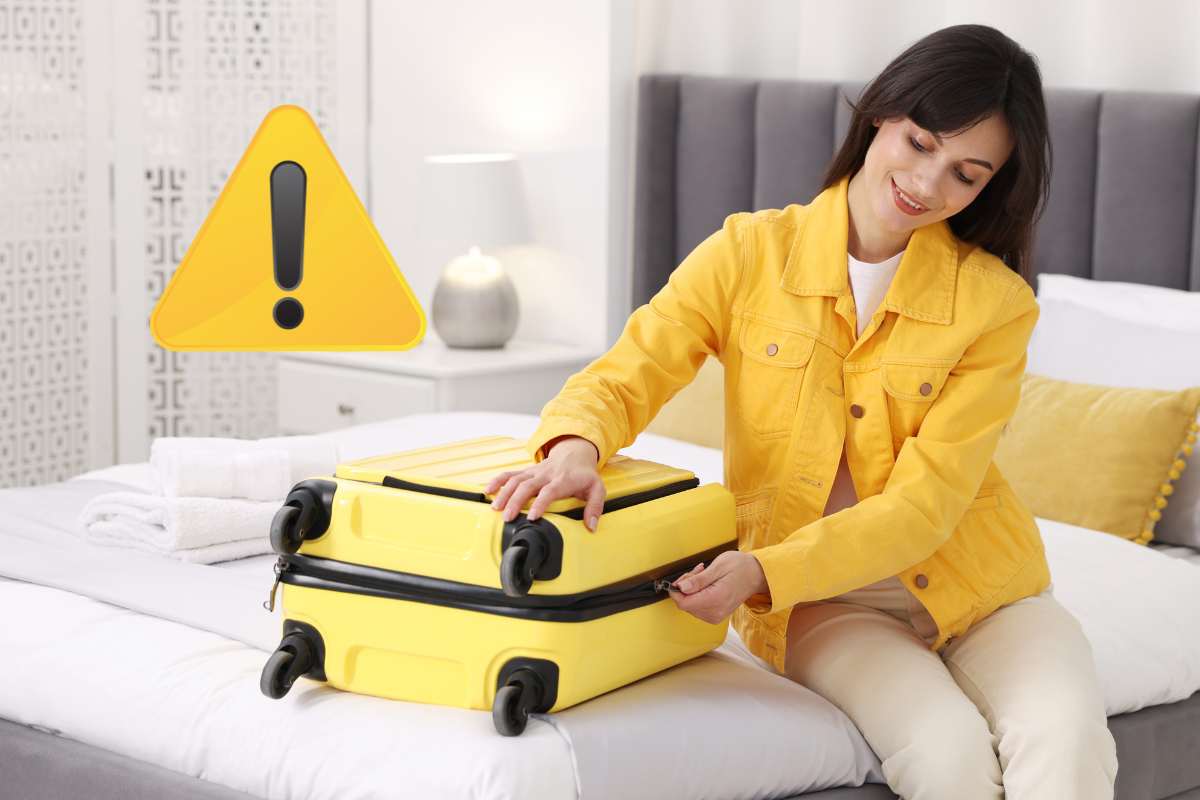 donna valigia sul letto simbolo pericolo