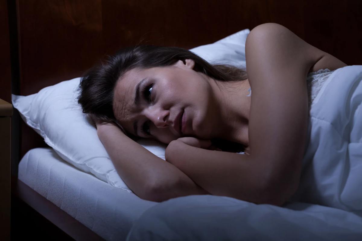 Donna nel letto con occhi aperti