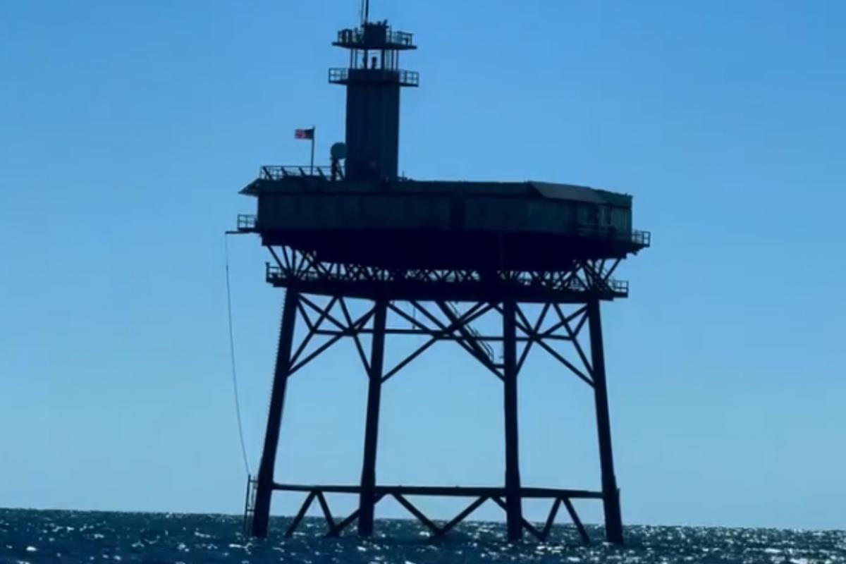 Hotel che sorge in un faro in mezzo al mare