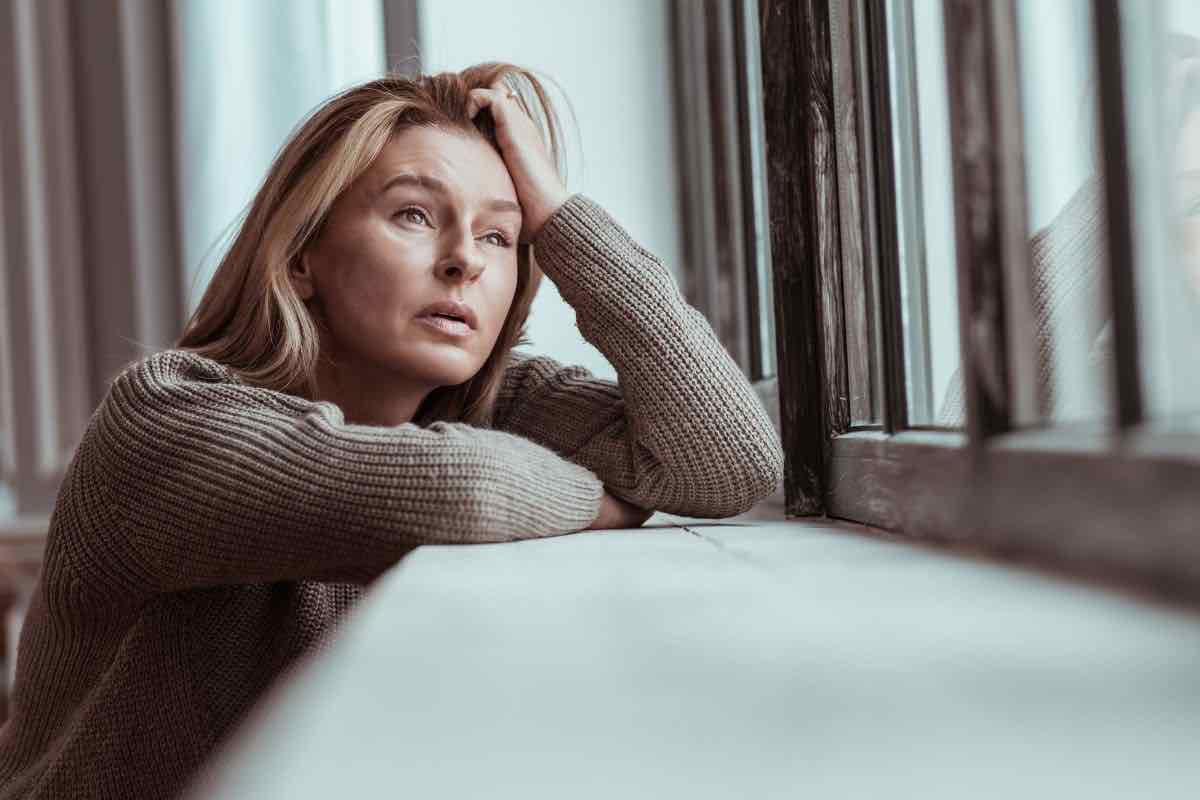 Donna che guarda fuori dalla finestra