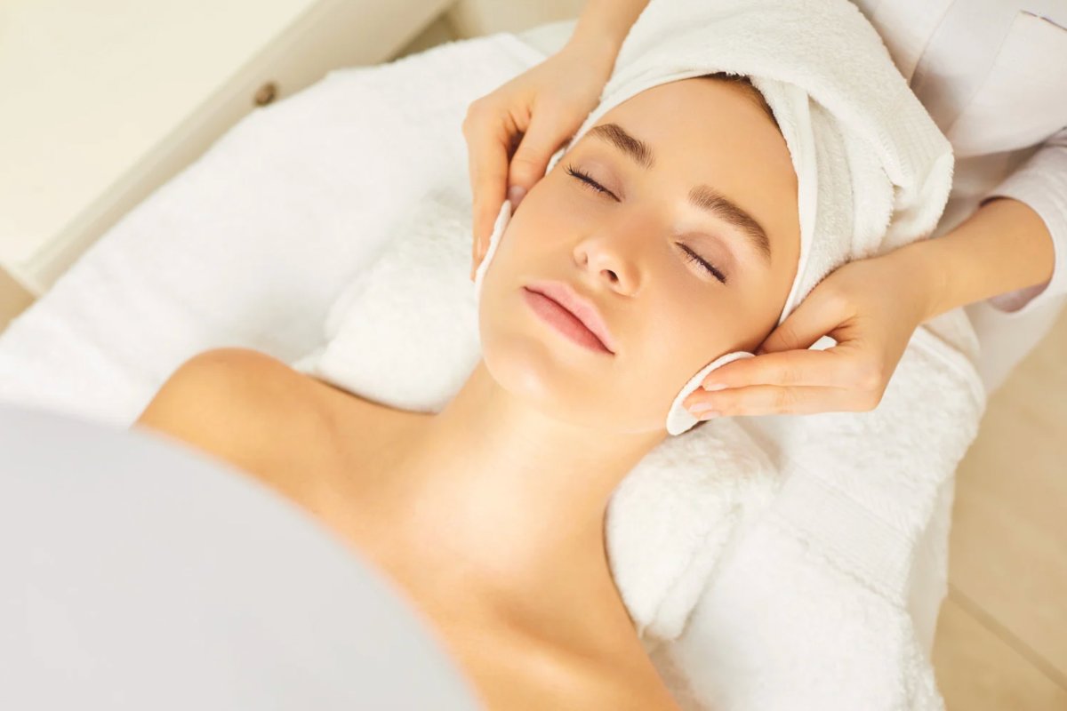 Donna che si fa massaggiare viso