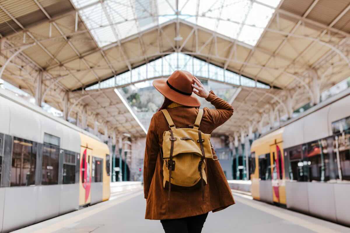 donna di spalle in stazione