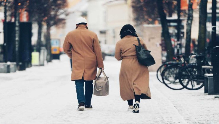 Coppia che cammina su strada innevata