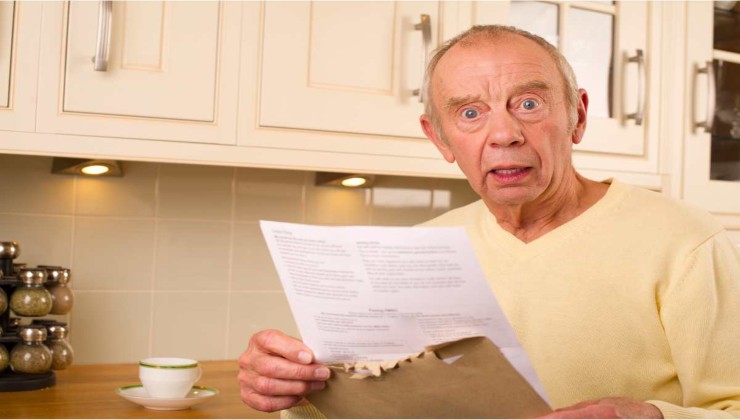 pensionato preoccupato per le sue finanze