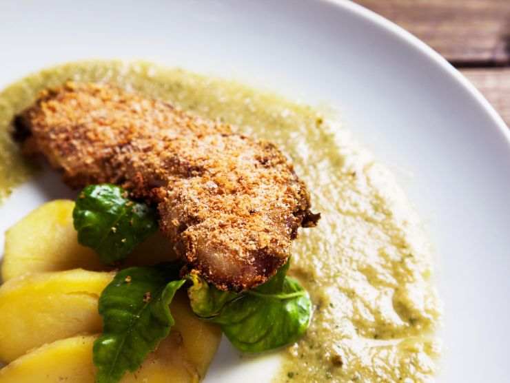 piatto con pesce impanato e patate