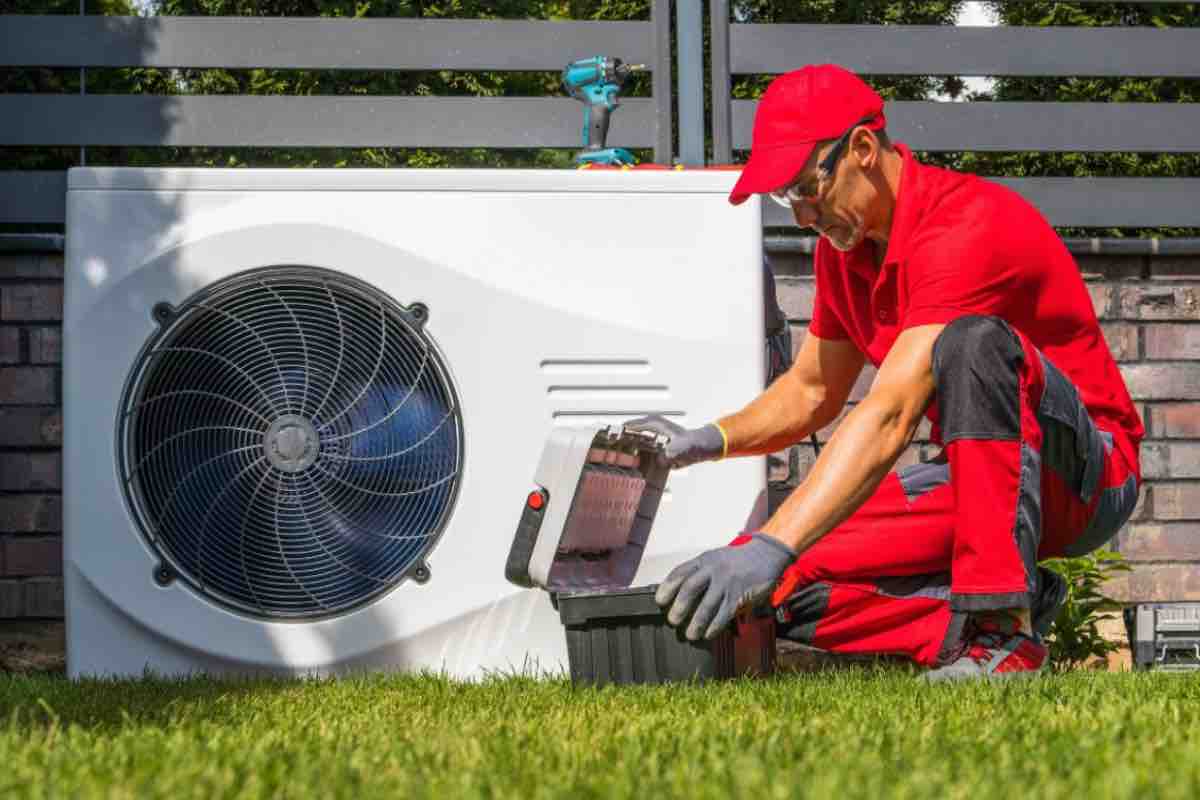 Tecnico che installa una pompa di calore