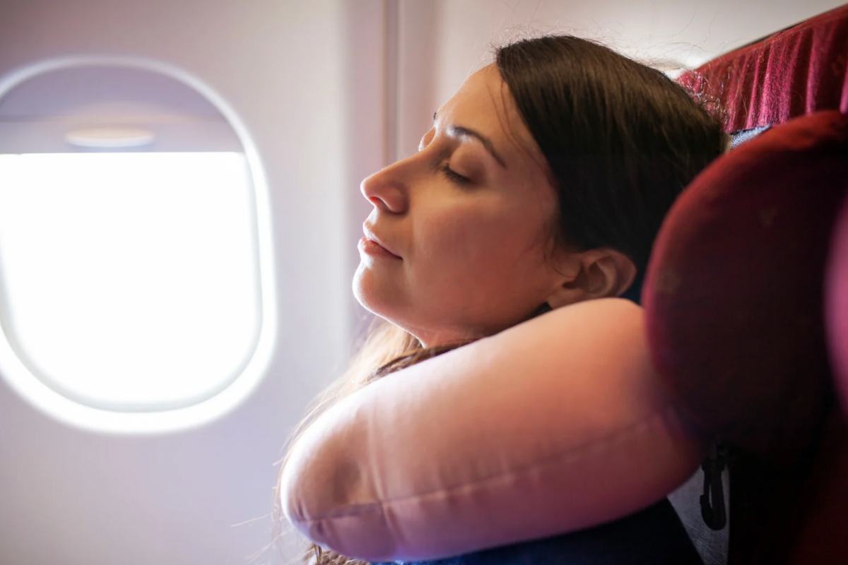 Donna che dorme in aereo