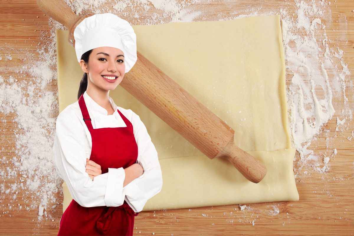 chef e rotolo di pasta sfoglia